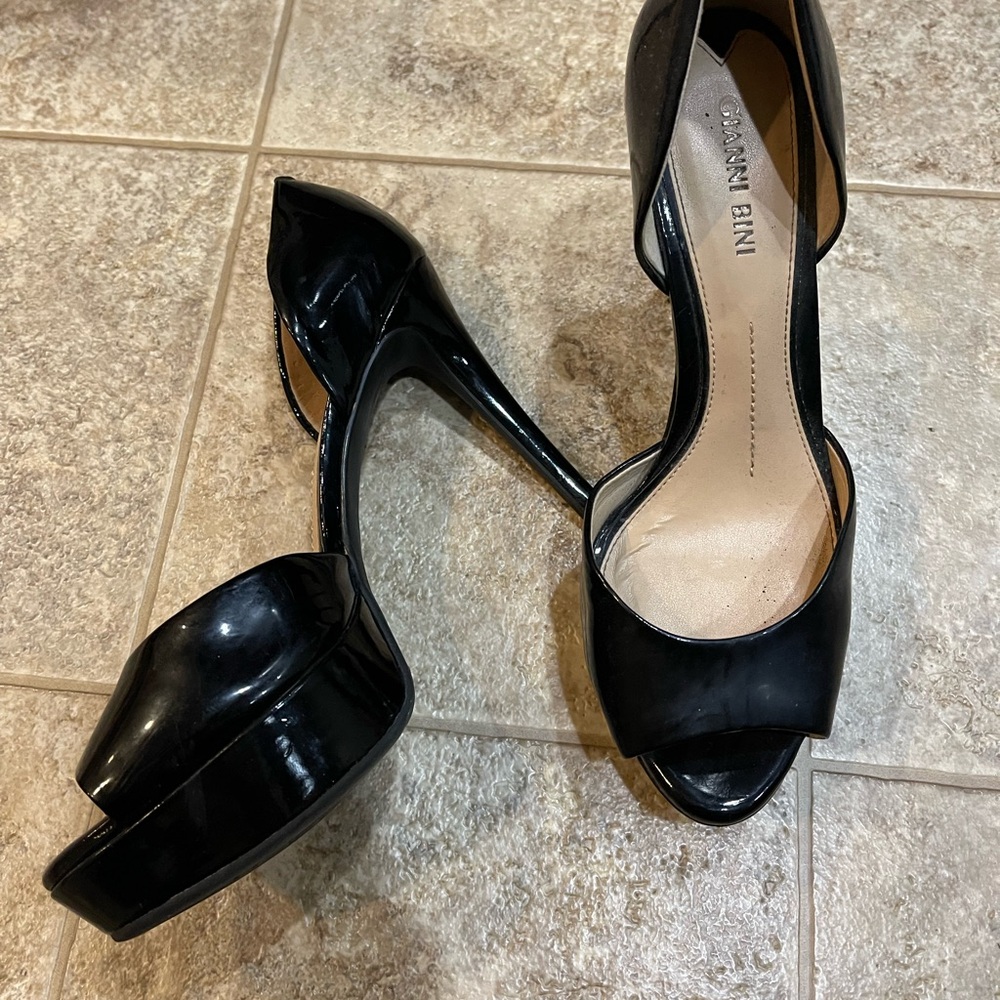 Gianni Bini size 7.5 black patent leather open toed heels